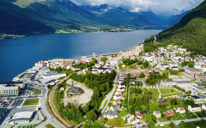 Ngôn ngữ chính thức ở Phần Lan là?