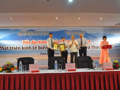 Nhà nghiên cứu Nguyễn Khắc Mai thứ hai từ phải sang tặng bức thư pháp có hai câu thơ cho lãnh đạo Bộ TN&MT và UBND tỉnh Hà Tĩnh