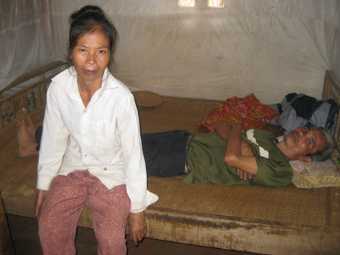 Tám năm nay, cậu học trò 17 tuổi trở thành trụ cột gia đình, nuôi bố bị tâm thần, mẹ bị bệnh khớp. Ảnh: Hoàng Phương.