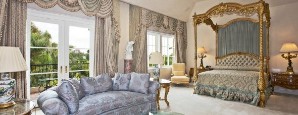 Được trang trí với nhiều tác phẩm điêu khắc