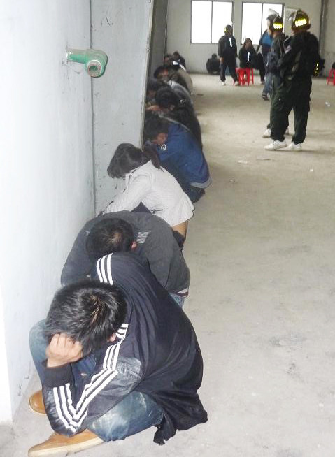 Những cô gái có mặt trong xới bạc. Các con bạc bị bắt. Cảnh sát kiểm tra số tiền.