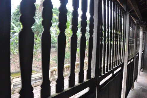 Ngoài hiên có một hàng dãi để chống mưa nắng. Ngoài hiên có một hàng dãi để chống mưa nắng