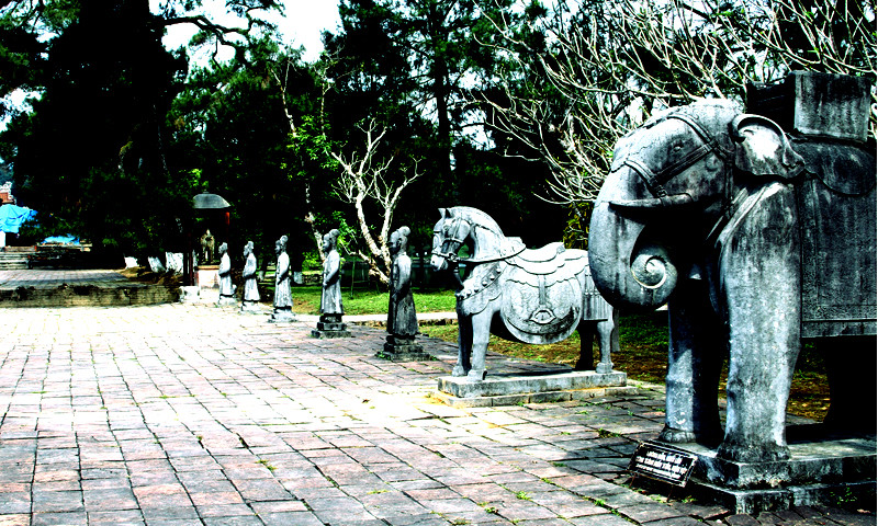 Hàng tượng quan văn võ, ngựa voi ở Bái Đình (nối tiếp sau Đại Hồng Môn) Bái Đình lát gạch Bát Tràng (sân rộng 45x45m)