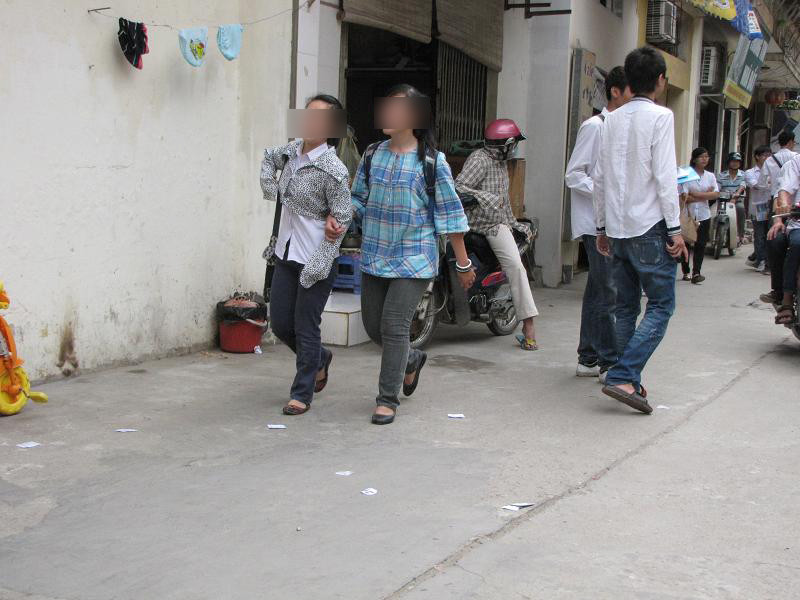 Phao thi vẫn xuất hiện sau giờ thi trước trường THPT Trần Hưng Đạo (Thanh Xuân, Hà Nội)