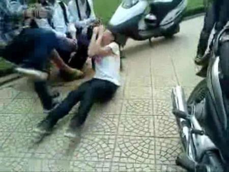 Tình trạng học sinh đánh nhau ngày càng nhiều, gia đình - nhà trường - xã hội khó kiểm soát?. Tình trạng học sinh đánh nhau ngày càng nhiều, gia đình - nhà trường - xã hội khó kiểm soát?