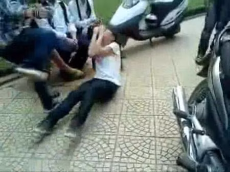 Tình trạng học sinh đánh nhau ngày càng nhiều, gia đình - nhà trường - xã hội khó kiểm soát?. Tình trạng học sinh đánh nhau ngày càng nhiều, gia đình - nhà trường - xã hội khó kiểm soát?
