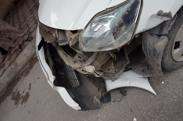 Đầu của chiếc taxi bị hư hỏng nặng