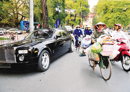 Giàu, nghèo, khoảng cách còn lại... Ảnh: Hồng Vĩnh