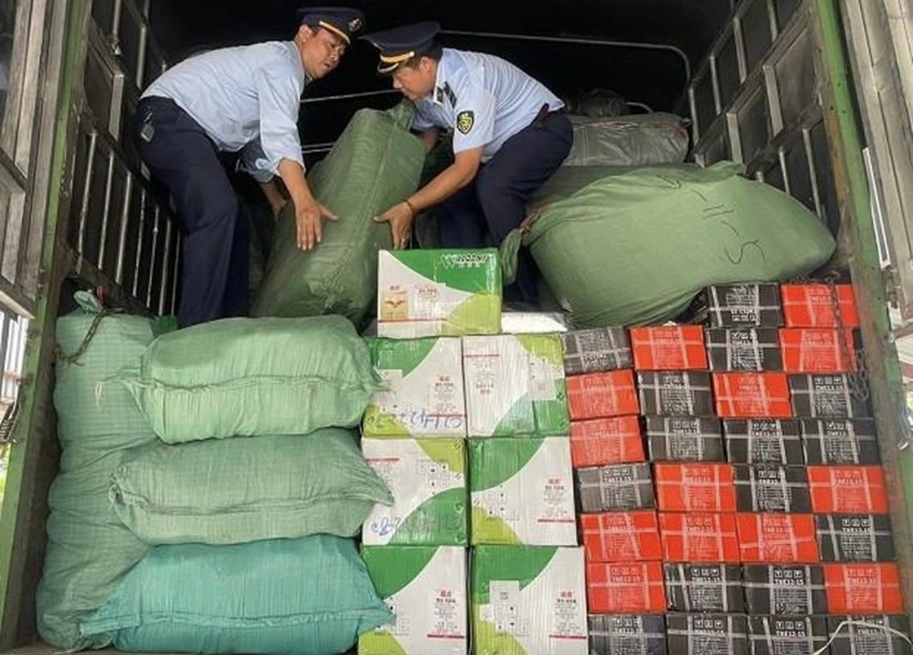 Lực lượng chức năng tỉnh Quảng Trị thu giữ gần 1.900 các sản phẩm, trong đó có 460 máy tính bảng nhập lậu. Ảnh: QLTT Lực lượng chức năng tỉnh Quảng Trị thu giữ gần 1.900 các sản phẩm, trong đó có 460 máy tính bảng nhập lậu. Ảnh: QLTT