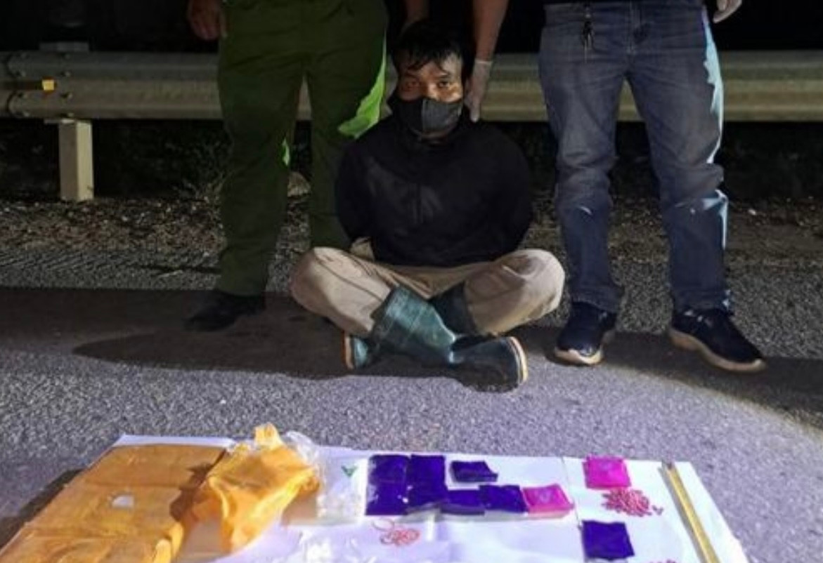 Đối tượng Hồ Văn Trình cùng tang vật 24.000 viên MTTH bị bắt giữ. Ảnh: CA