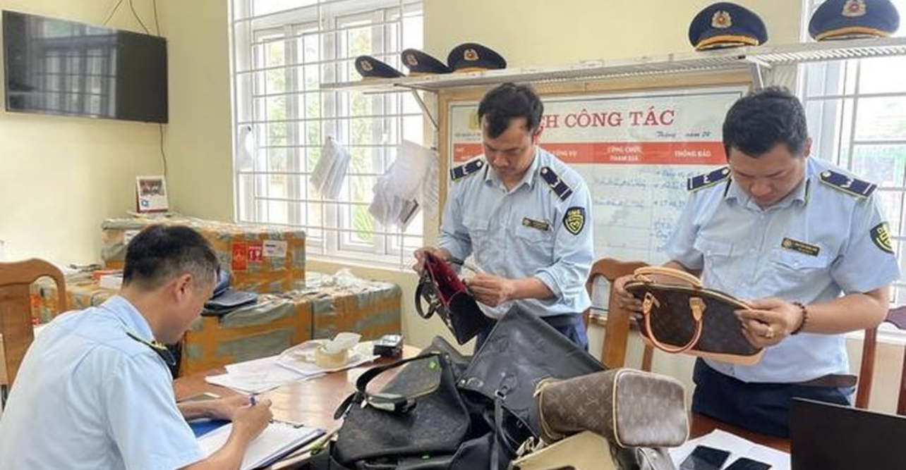 Thu giữ gần 1.400 sản phẩm hàng hóa ví da, balo và túi xách các loại gắn nhãn hiệu nổi tiếng Gucci, Chanel, Dior, Saint Laurent, Louis Vuitton... giả mạo các nhãn hiệu đang được bảo hộ tại Việt Nam. Ảnh: QLTT Thu giữ gần 1.400 sản phẩm hàng hóa ví da, balo và túi xách các loại gắn nhãn hiệu nổi tiếng Gucci, Chanel, Dior, Saint Laurent, Louis Vuitton... giả mạo các nhãn hiệu đang được bảo hộ tại Việt Nam. Ảnh: QLTT