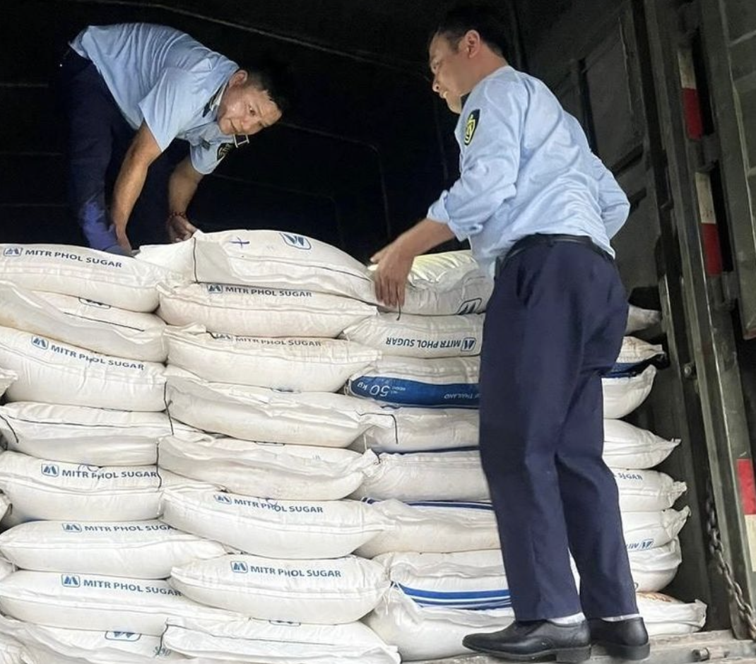 Các đối tượng đã dùng hóa đơn quay vòng để ngụy trang cho hành vi vận chuyển đường cát Thái Lan nhập lậu. Các đối tượng đã dùng hóa đơn quay vòng để ngụy trang cho hành vi vận chuyển đường cát Thái Lan nhập lậu.