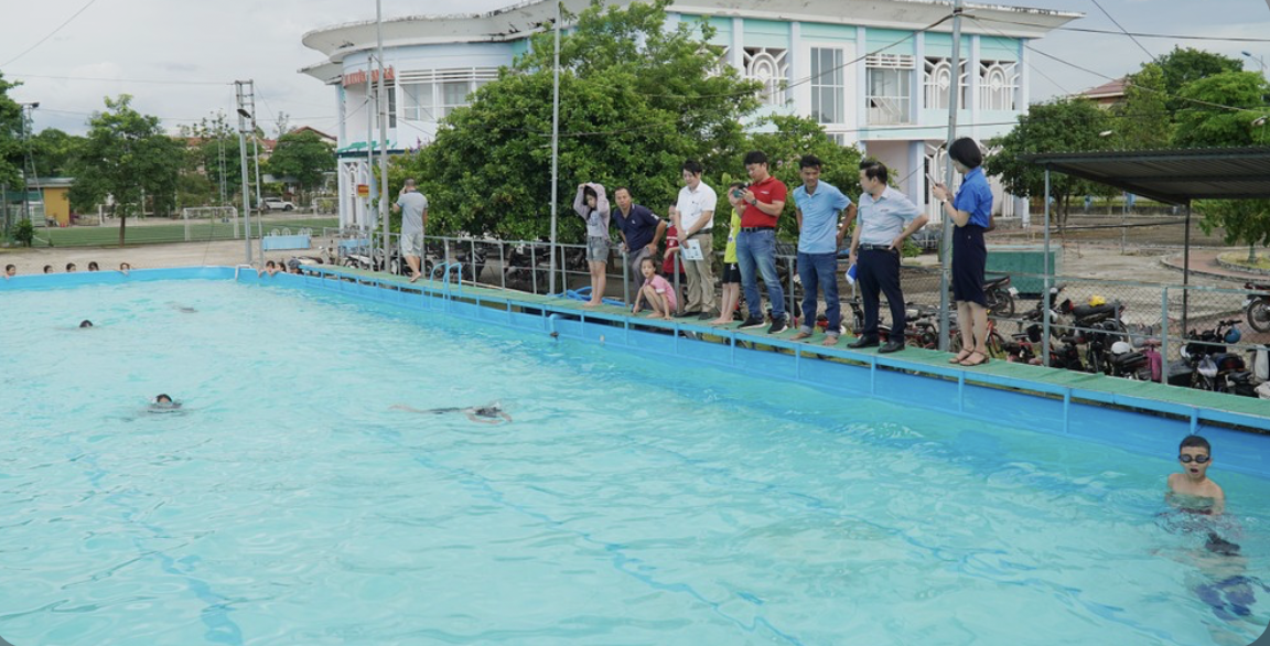 Học sinh học bơi tại bể bơi trung tâm thị trấn Cam Lộ, tỉnh Quảng Trị. Học sinh học bơi tại bể bơi trung tâm thị trấn Cam Lộ, tỉnh Quảng Trị.