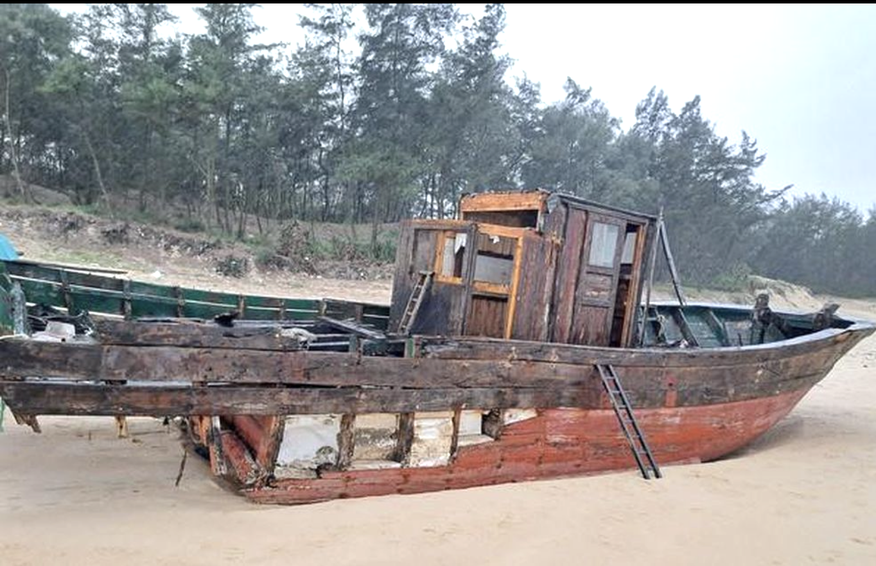 "Tàu ma" này dạt vào bờ biển Quảng Trị sẽ được tiêu hủy. "Tàu ma" này dạt vào bờ biển Quảng Trị sẽ được tiêu hủy.