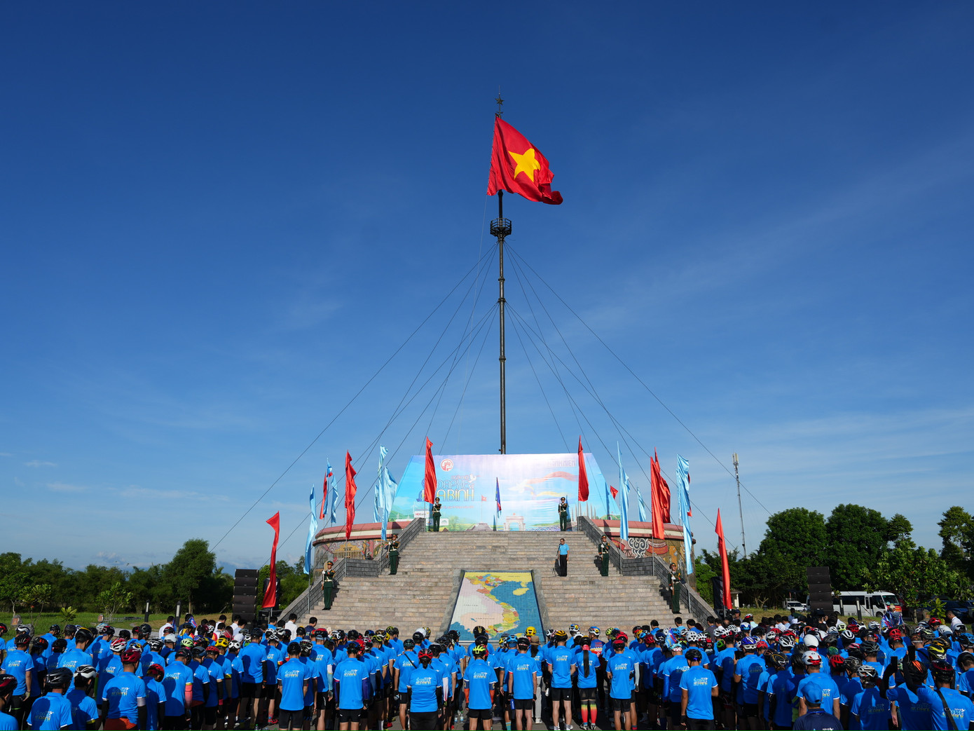 Làm lễ tại Kỳ đài Khu di tích Quốc gia đặc biệt Đôi bờ Hiền Lương-Bến Hải.