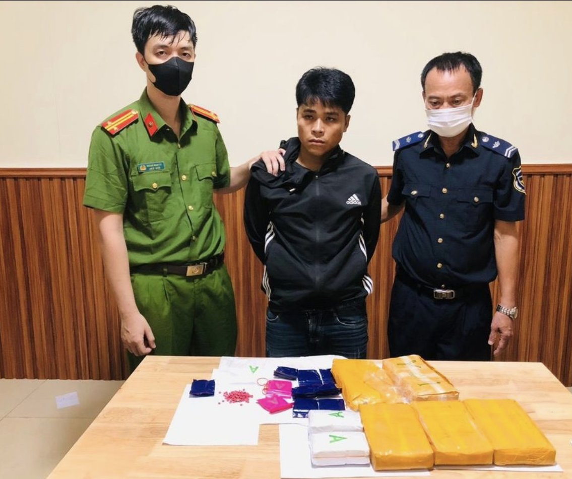 Đối tượng Hồ Văn Nhờ cùng tang vật của vụ án. Ảnh: CAQT