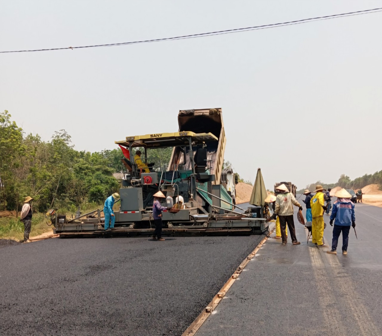 Cao tốc Vạn Ninh - Cam Lộ đang được thi công. Cao tốc Vạn Ninh - Cam Lộ đang được thi công.