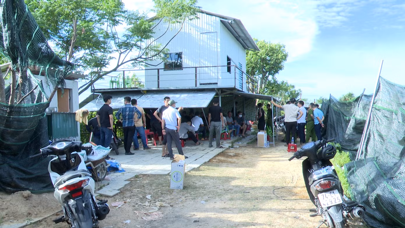 Khu vực lực lượng chức năng ập vào bắt quả tang vụ đánh bạc lớn bằng hình thức “xóc đĩa” ngày 11/6/2024. Ảnh: CA Khu vực lực lượng chức năng ập vào bắt quả tang vụ đánh bạc lớn bằng hình thức “xóc đĩa” ngày 11/6/2024. Ảnh: CA