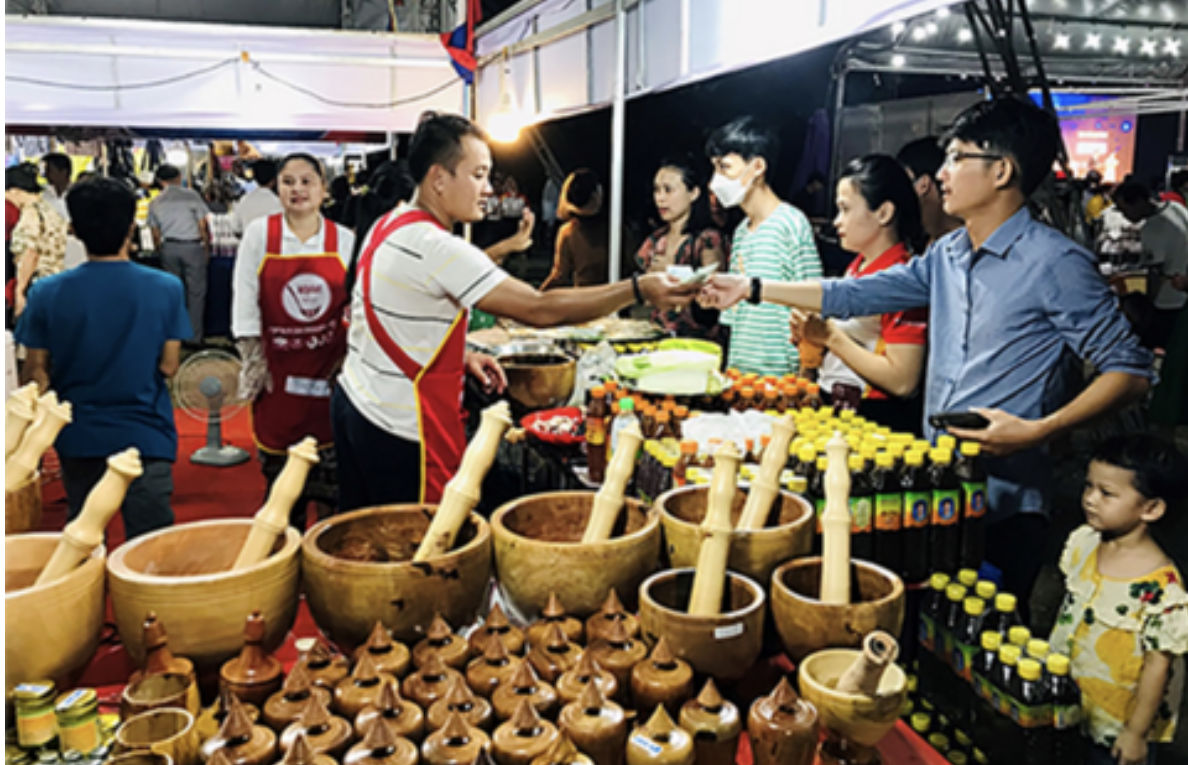 Hội chợ có hơn 100 gian hàng của các doanh nghiệp đến từ Lào, Thái Lan, tập trung vào các mặt hàng, sản phẩm đa dạng. Hội chợ có hơn 100 gian hàng của các doanh nghiệp đến từ Lào, Thái Lan, tập trung vào các mặt hàng, sản phẩm đa dạng.