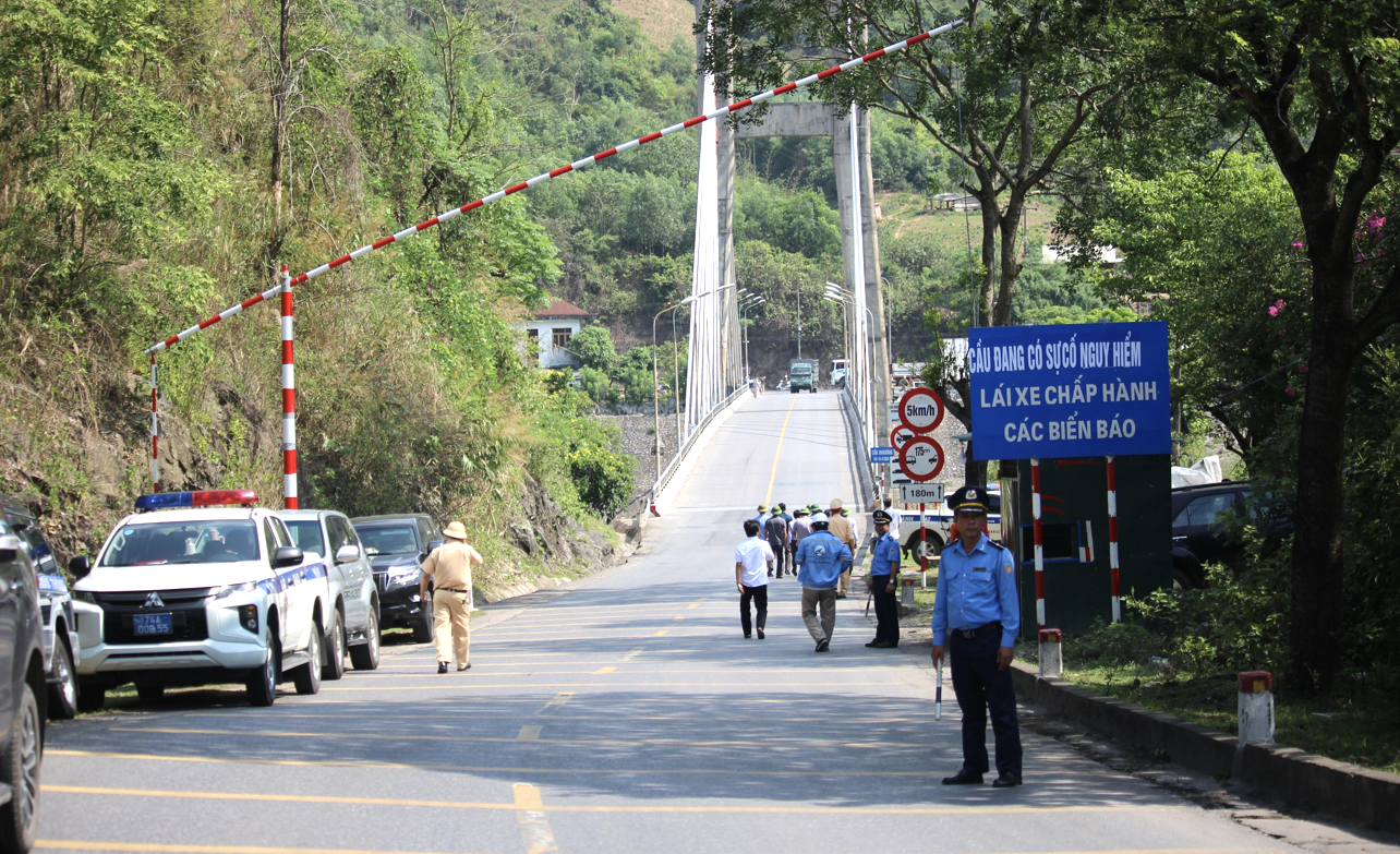 Lực lượng chức năng đang ứng trực kiểm soát xe tải nặng qua cầu treo Đakrông từng chiếc một. Ảnh: D.Lợi. Lực lượng chức năng đang ứng trực kiểm soát xe tải nặng qua cầu treo Đakrông từng chiếc một. Ảnh: D.Lợi.