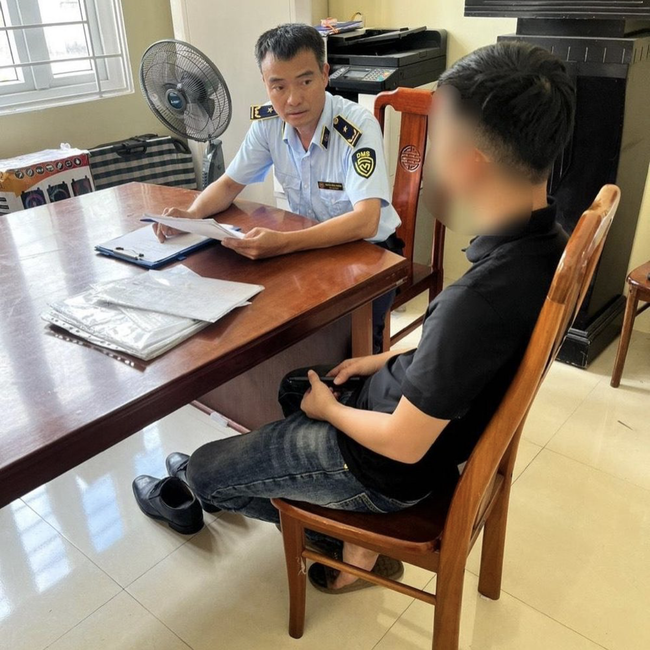 QLTT Quảng Trị làm việc với đối tượng vận chuyển đường cát nhập lậu. Ảnh: QLTT QLTT Quảng Trị làm việc với đối tượng vận chuyển đường cát nhập lậu. Ảnh: QLTT