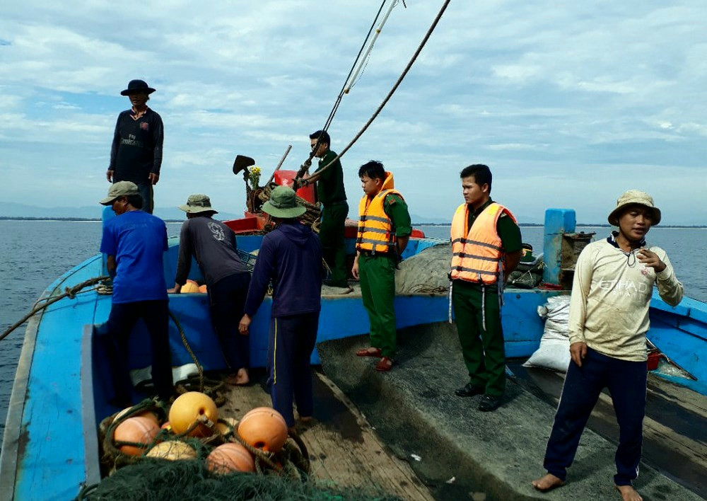 Lực lượng Biên phòng Quảng Trị tiếp cận tàu giã cào hoạt động trái phép trên vùng biển Quảng Trị. Lực lượng Biên phòng Quảng Trị tiếp cận tàu giã cào hoạt động trái phép trên vùng biển Quảng Trị.