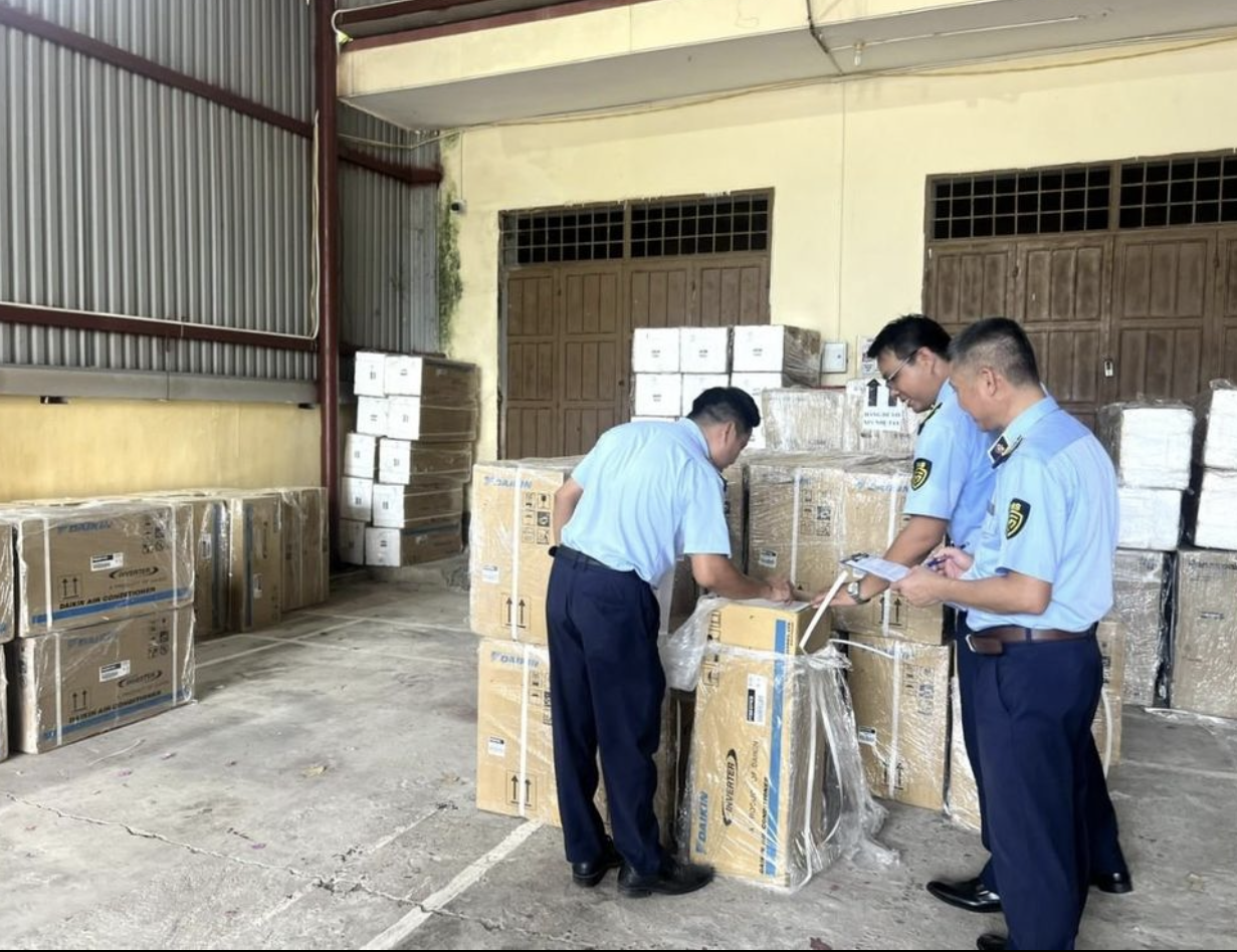 50 bộ điều hòa nhiệt độ nhập lậu bị lực lượng QLTT tỉnh Quảng Trị thu giữ. Ảnh: QLTT