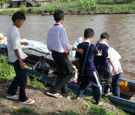 Các em học sinh xuống đò đi học