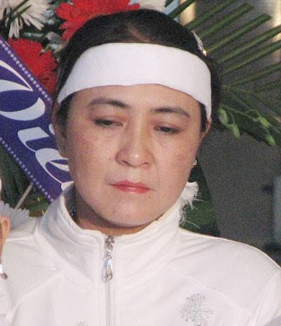 Bà Trần Thúy Liễu trong ngày tang lễ nhà báo Hoàng Hùng.
