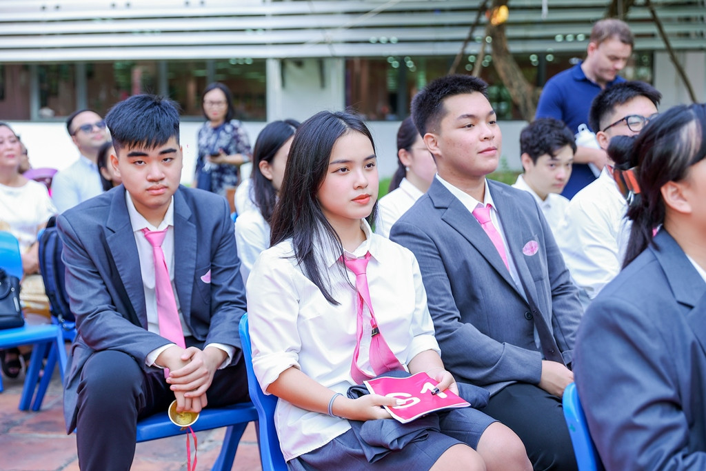 Bộ lễ phục với hai màu ghi - hồng như tôn lên làn da “trắng không tì vết” của cô bạn xinh đẹp này