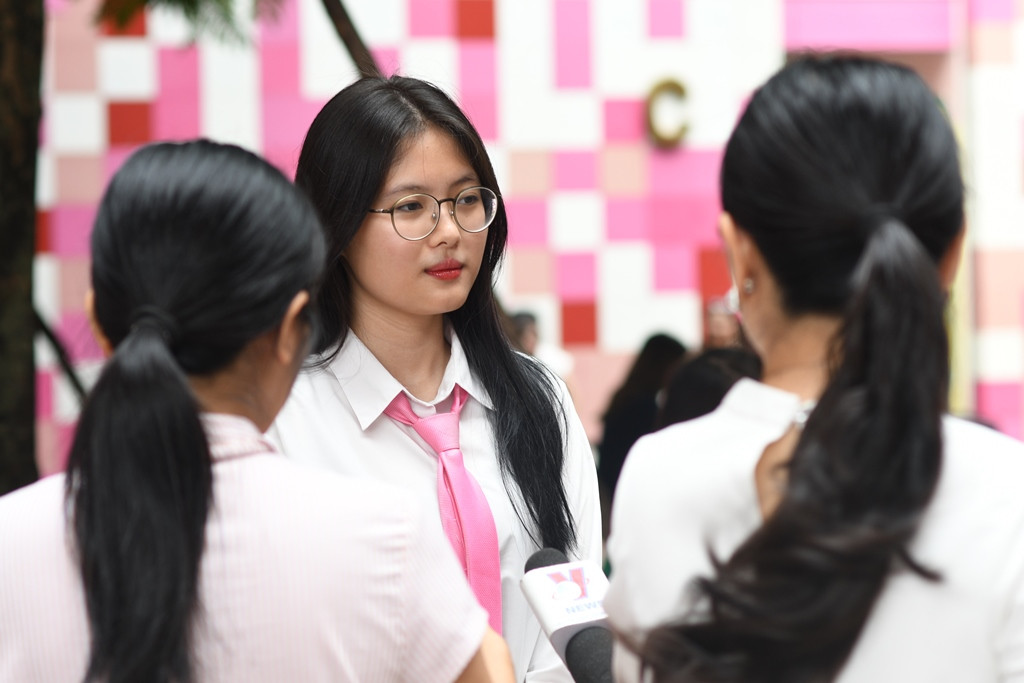 Chẳng cần trang điểm sắc sảo hay lên đồ lộng lẫy, khí chất sáng bừng vẻ đẹp tri thức này... đích thị là học sinh TH School!