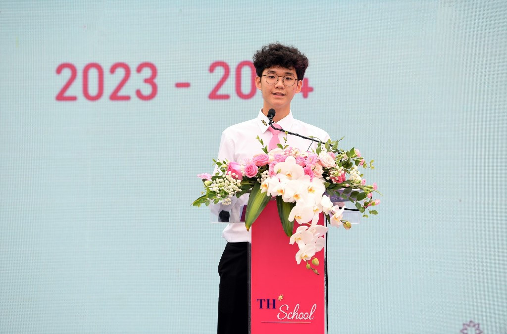 “Nam thần” của trường nội trú TH School cơ sở Hòa Lạc - Tôn Quang Minh chinh phục người nghe bởi phong thái tự tin, lịch lãm với bài phát biểu đậm tinh thần “Going Beyond - Không ngừng vươn xa” tại lễ khai giảng ngắn gọn, ấm áp
