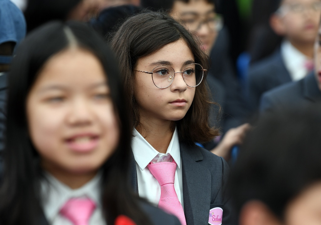 Ngay cả khi nghiêm nghị thì nữ sinh TH School vẫn nổi bần bật giữa đám đông nhờ đôi mắt dịu dàng biết nói