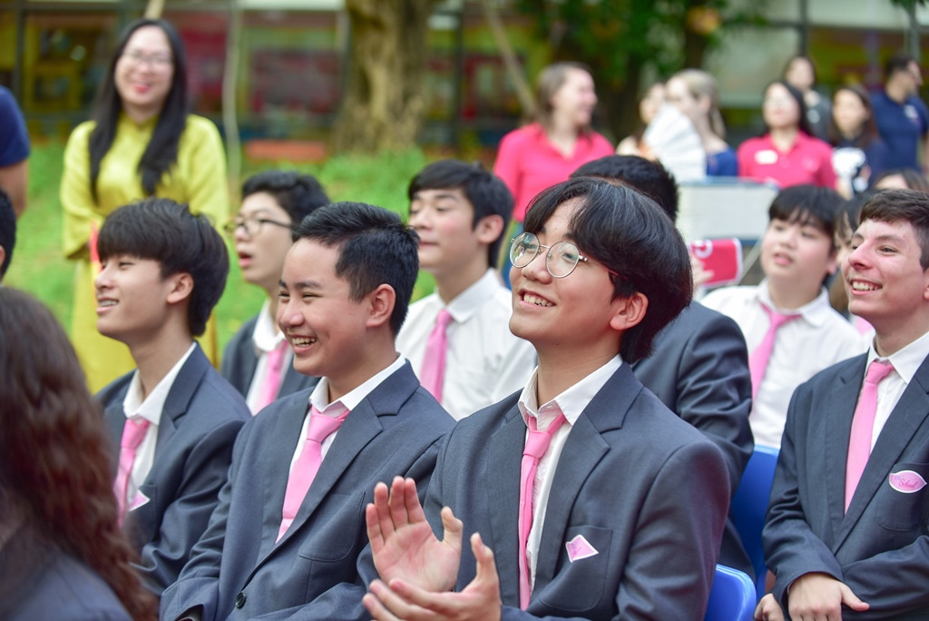 “Nàng thơ” là của Hoàng Dũng, còn “Chàng thơ” người Hàn Quốc với nụ cười toả nắng này là học sinh của TH School!