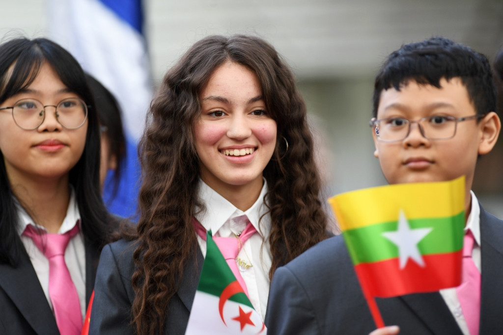 Cô bạn đến từ Algeria rạng rỡ như tiểu tiên nữ khi cầm trên tay lá cờ của đất nước mình tiến vào lễ khai giảng TH School