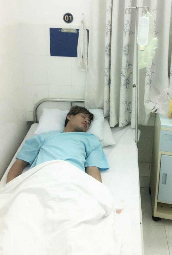 Hình ảnh được cho là cảnh chụp Tần Khánh đang nằm cấp cứu tại bệnh viện