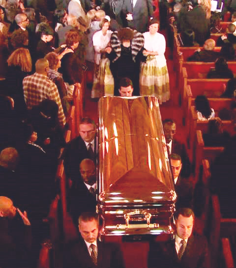 Tang lễ trang trọng của Whitney Houston (bà Cissy Houston theo sau có 2 người dìu). Ảnh: Bittenandbound