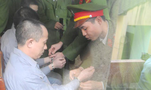 Từ sáng sớm rất đông các chiến sỹ công an, lực lượng bảo vệ có mặt để chuẩn bị an minh cho phiên tòa. Các phóng viên đã tới tòa từ rất sớm để chuẩn bị tác nghiệp, đưa tin. Luật sư Huỳnh - người bảo vệ lợi ích cho gia đình bị hại. Trong khi gia đình bị hại phẫn nộ, đau đớn... ... thì người nhà bị cáo Luyện lo lắng "ẩn" vào chỗ khuất. Ba bị cáo được áp tải tới tòa án và được hộ tống bởi khoảng gấn 300 chiến sĩ cảnh sát. Bị cáo Lê Văn Mến (bố của Lê Văn Luyện) bước vào tòa Khi thấy Lê Văn Luyện, người nhà cháu Bích đã xô tới kêu khóc, la ó đòi công bằng khiến lực lượng công an buộc phải áp tải cả ba bị cáo ra phòng Kiểm sát viên để bảo vệ. Lê Văn Luyện mặc quần bò áo sơ mi, khuôn mặt trắng trẻo gầy hơn lần xét xử sơ thẩm ngồi lặng thinh đợi phiên tòa bắt đầu. Lê Văn Luyện quay sang nhìn bố không nói được câu nào. Lê Văn Luyện lí nhí khai nhận toàn bộ quá trình gây án giết người, cướp vàng tại tiệm vàng Ngọc Bích Bị cáo Lê Văn Miên cho rằng vì quá thương con và hiểu biết pháp luật "nông cạn" nên mới bao che tội cho con mình. Tòan cảnh phiên tòa. Phiên tòa buổi sáng kết thúc, thấy gia đình bị hại quá bức xúc, rất nhiều cảnh sát vây quanh các bị cáo nhằm tránh xảy ra xô xát. Các bị cáo được áp tải lên xe trở về nơi giam giữ chuẩn bị cho phiên xử buổi chiều. Các bị cáo được tháo còng sau khi được dẫn giải tới phiên tòa Các bị cáo ngồi lặng lẽ trong vồng vây của lựng lượng bảo vệ trong khi gia đình người bị hại la ó. Lê Văn Luyện ngáp ngắn ngáp dài không cần lấy tay che... Và nắm chặt đôi tay đã cướp đi ba mạng người khi nghe gia đình bị hại và các luật sư tranh luận. Ông Trịnh Văn Tín - ông nội cháu Bích nêu những nghi vấn chưa sáng tỏ trong vụ án. Lê Văn Luyện lí nhí khi được nói lời cuối: "Bị cáo xin lỗi toàn xã hội và xin lỗi gia đình nạn nhân. Bị cáo mong được tòa giảm án cho mình và người thân” Các bị cáo cúi đầu nghe tòa tuyên án. Từ sáng sớm rất đông các chiến sỹ công an, lực lượng bảo vệ có mặt để chuẩn bị an minh cho phiên tòa. Các phóng viên đã tới tòa từ rất sớm để chuẩn bị tác nghiệp, đưa tin. Luật sư Huỳnh - người bảo vệ lợi ích cho gia đình bị hại. Trong khi gia đình bị hại phẫn nộ, đau đớn... ... thì người nhà bị cáo Luyện lo lắng "ẩn" vào chỗ khuất. Ba bị cáo được áp tải tới tòa án và được hộ tống bởi khoảng gấn 300 chiến sĩ cảnh sát. Bị cáo Lê Văn Mến (bố của Lê Văn Luyện) bước vào tòa Khi thấy Lê Văn Luyện, người nhà cháu Bích đã xô tới kêu khóc, la ó đòi công bằng khiến lực lượng công an buộc phải áp tải cả ba bị cáo ra phòng Kiểm sát viên để bảo vệ. Lê Văn Luyện mặc quần bò áo sơ mi, khuôn mặt trắng trẻo gầy hơn lần xét xử sơ thẩm ngồi lặng thinh đợi phiên tòa bắt đầu. Lê Văn Luyện quay sang nhìn bố không nói được câu nào. Lê Văn Luyện lí nhí khai nhận toàn bộ quá trình gây án giết người, cướp vàng tại tiệm vàng Ngọc Bích Bị cáo Lê Văn Miên cho rằng vì quá thương con và hiểu biết pháp luật "nông cạn" nên mới bao che tội cho con mình. Tòan cảnh phiên tòa. Phiên tòa buổi sáng kết thúc, thấy gia đình bị hại quá bức xúc, rất nhiều cảnh sát vây quanh các bị cáo nhằm tránh xảy ra xô xát. Các bị cáo được áp tải lên xe trở về nơi giam giữ chuẩn bị cho phiên xử buổi chiều. Các bị cáo được tháo còng sau khi được dẫn giải tới phiên tòa Các bị cáo ngồi lặng lẽ trong vồng vây của lựng lượng bảo vệ trong khi gia đình người bị hại la ó. Lê Văn Luyện ngáp ngắn ngáp dài không cần lấy tay che... Và nắm chặt đôi tay đã cướp đi ba mạng người khi nghe gia đình bị hại và các luật sư tranh luận. Ông Trịnh Văn Tín - ông nội cháu Bích nêu những nghi vấn chưa sáng tỏ trong vụ án. Lê Văn Luyện lí nhí khi được nói lời cuối: "Bị cáo xin lỗi toàn xã hội và xin lỗi gia đình nạn nhân. Bị cáo mong được tòa giảm án cho mình và người thân” Các bị cáo cúi đầu nghe tòa tuyên án.