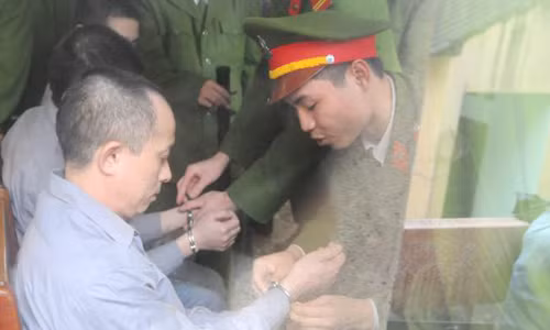 Từ sáng sớm rất đông các chiến sỹ công an, lực lượng bảo vệ có mặt để chuẩn bị an minh cho phiên tòa. Các phóng viên đã tới tòa từ rất sớm để chuẩn bị tác nghiệp, đưa tin. Luật sư Huỳnh - người bảo vệ lợi ích cho gia đình bị hại. Trong khi gia đình bị hại phẫn nộ, đau đớn... ... thì người nhà bị cáo Luyện lo lắng "ẩn" vào chỗ khuất. Ba bị cáo được áp tải tới tòa án và được hộ tống bởi khoảng gấn 300 chiến sĩ cảnh sát. Bị cáo Lê Văn Mến (bố của Lê Văn Luyện) bước vào tòa Khi thấy Lê Văn Luyện, người nhà cháu Bích đã xô tới kêu khóc, la ó đòi công bằng khiến lực lượng công an buộc phải áp tải cả ba bị cáo ra phòng Kiểm sát viên để bảo vệ. Lê Văn Luyện mặc quần bò áo sơ mi, khuôn mặt trắng trẻo gầy hơn lần xét xử sơ thẩm ngồi lặng thinh đợi phiên tòa bắt đầu. Lê Văn Luyện quay sang nhìn bố không nói được câu nào. Lê Văn Luyện lí nhí khai nhận toàn bộ quá trình gây án giết người, cướp vàng tại tiệm vàng Ngọc Bích Bị cáo Lê Văn Miên cho rằng vì quá thương con và hiểu biết pháp luật "nông cạn" nên mới bao che tội cho con mình. Tòan cảnh phiên tòa. Phiên tòa buổi sáng kết thúc, thấy gia đình bị hại quá bức xúc, rất nhiều cảnh sát vây quanh các bị cáo nhằm tránh xảy ra xô xát. Các bị cáo được áp tải lên xe trở về nơi giam giữ chuẩn bị cho phiên xử buổi chiều. Các bị cáo được tháo còng sau khi được dẫn giải tới phiên tòa Các bị cáo ngồi lặng lẽ trong vồng vây của lựng lượng bảo vệ trong khi gia đình người bị hại la ó. Lê Văn Luyện ngáp ngắn ngáp dài không cần lấy tay che... Và nắm chặt đôi tay đã cướp đi ba mạng người khi nghe gia đình bị hại và các luật sư tranh luận. Ông Trịnh Văn Tín - ông nội cháu Bích nêu những nghi vấn chưa sáng tỏ trong vụ án. Lê Văn Luyện lí nhí khi được nói lời cuối: "Bị cáo xin lỗi toàn xã hội và xin lỗi gia đình nạn nhân. Bị cáo mong được tòa giảm án cho mình và người thân” Các bị cáo cúi đầu nghe tòa tuyên án.