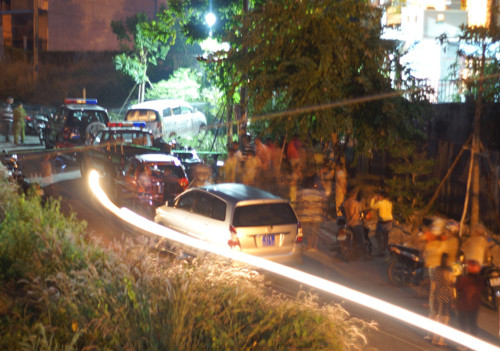 Rất nhiều cảnh sát vây ráp căn biệt thự sang trọng để truy bắt nhóm giang hồ