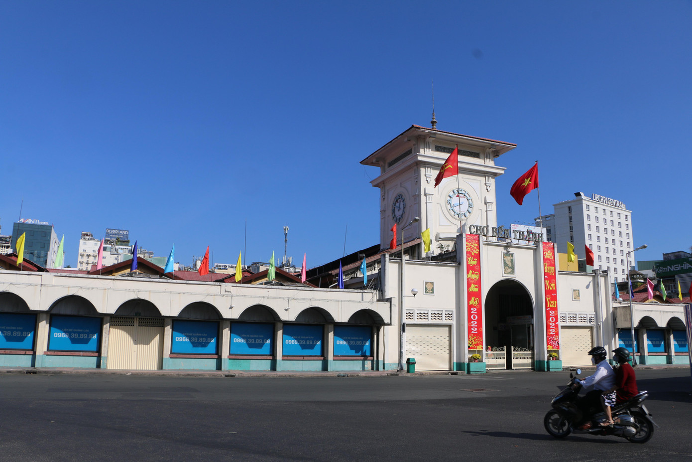 Khu vực chợ Bến Thành ngày mùng 1 Tết. Khu vực chợ Bến Thành ngày mùng 1 Tết.