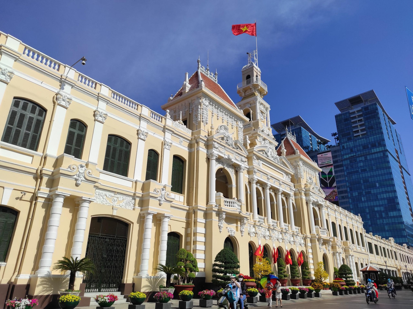 Tại khu vực UBND TPHCM, từ sáng đã có nhiều người dân đến chụp ảnh lưu niệm và tham quan đường hoa Nguyễn Huệ ở gần đó. Tại khu vực UBND TPHCM, từ sáng đã có nhiều người dân đến chụp ảnh lưu niệm và tham quan đường hoa Nguyễn Huệ ở gần đó.