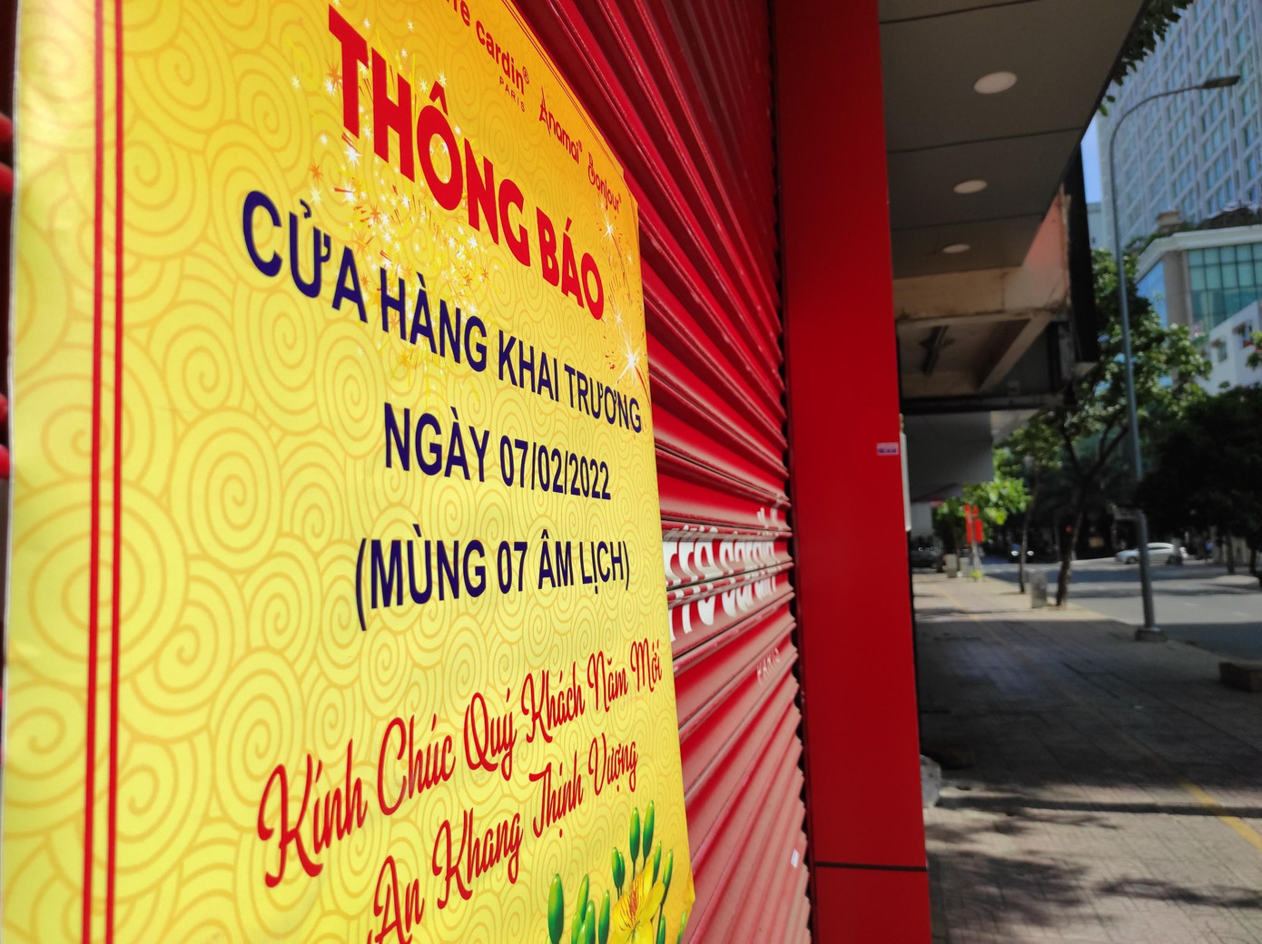 Một cửa hàng ở đường Nguyễn Đình Chiểu (Quận 3) dán thông báo nghỉ Tết và khai trương trở lại vào ngày mùng 7 Âm lịch. Một cửa hàng ở đường Nguyễn Đình Chiểu (Quận 3) dán thông báo nghỉ Tết và khai trương trở lại vào ngày mùng 7 Âm lịch.