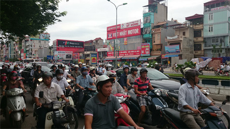 Xe máy bốc cháy dữ dội, CSGT dập lửa bất thành ảnh 3