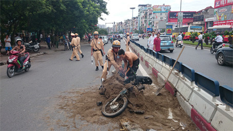 Xe máy bốc cháy dữ dội, CSGT dập lửa bất thành ảnh 2