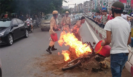 Xe máy bốc cháy dữ dội, CSGT dập lửa bất thành ảnh 1