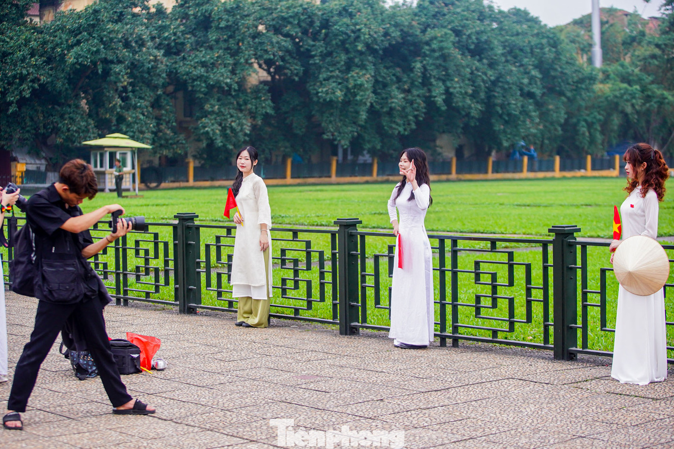 Người dân đông kín suốt tuyến đường Độc Lập dài gần 400m, chủ yếu là thiếu nữ trong những bộ trang phục áo dài, cùng những lá cờ đỏ sao vàng.