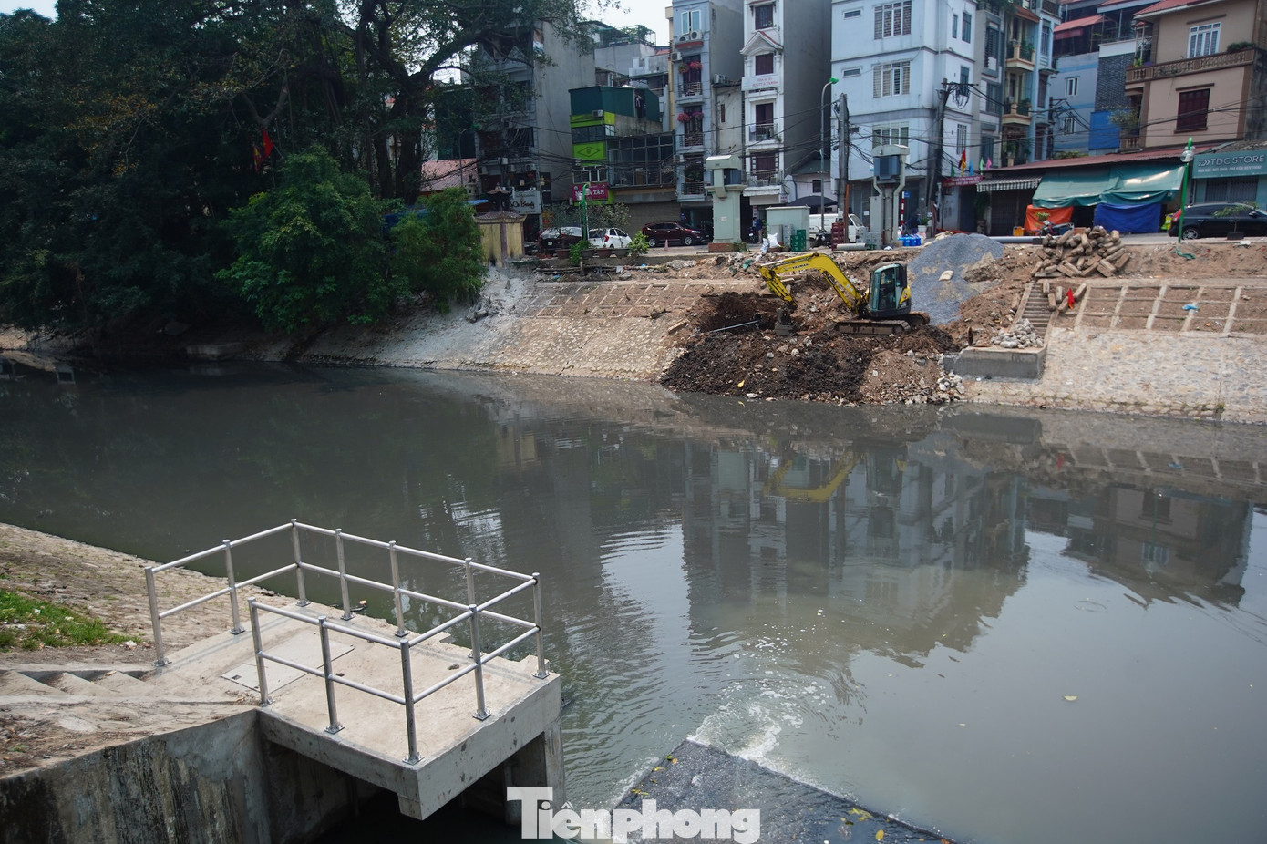 Để khắc phục tình trạng này, thành phố Hà Nội đang triển khai một dự án lớn với mục tiêu cải tạo môi trường và cải thiện chất lượng nước sông Tô Lịch gồm 3 phần chính: bổ cập nước từ sông Hồng vào đầu nguồn để tạo dòng chảy; xây dựng hệ thống cống gom nước thải dọc sông và xử lý nước thải ở Nhà máy Yên Xá; nạo vét và làm sạch lòng sông để triệt tiêu bùn bẩn và mùi hôi thối. Để khắc phục tình trạng này, thành phố Hà Nội đang triển khai một dự án lớn với mục tiêu cải tạo môi trường và cải thiện chất lượng nước sông Tô Lịch gồm 3 phần chính: bổ cập nước từ sông Hồng vào đầu nguồn để tạo dòng chảy; xây dựng hệ thống cống gom nước thải dọc sông và xử lý nước thải ở Nhà máy Yên Xá; nạo vét và làm sạch lòng sông để triệt tiêu bùn bẩn và mùi hôi thối.