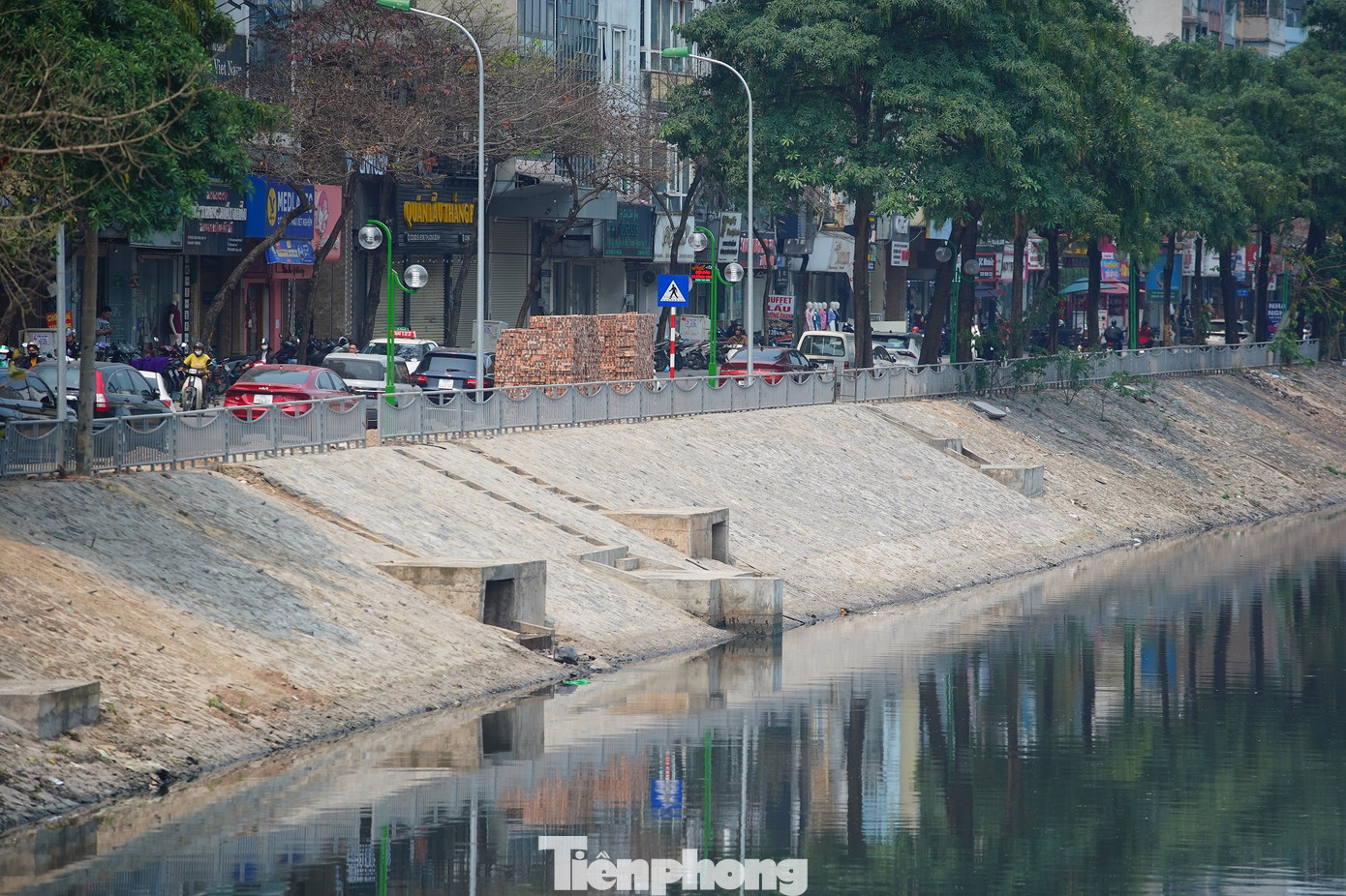 Theo Sở Tài nguyên và Môi trường thành phố Hà Nội, trung bình mỗi ngày, sông Tô Lịch phải tiếp nhận khoảng 160.000m3 nước thải sinh hoạt từ hơn 300 cống xả thải. Theo Sở Tài nguyên và Môi trường thành phố Hà Nội, trung bình mỗi ngày, sông Tô Lịch phải tiếp nhận khoảng 160.000m3 nước thải sinh hoạt từ hơn 300 cống xả thải.