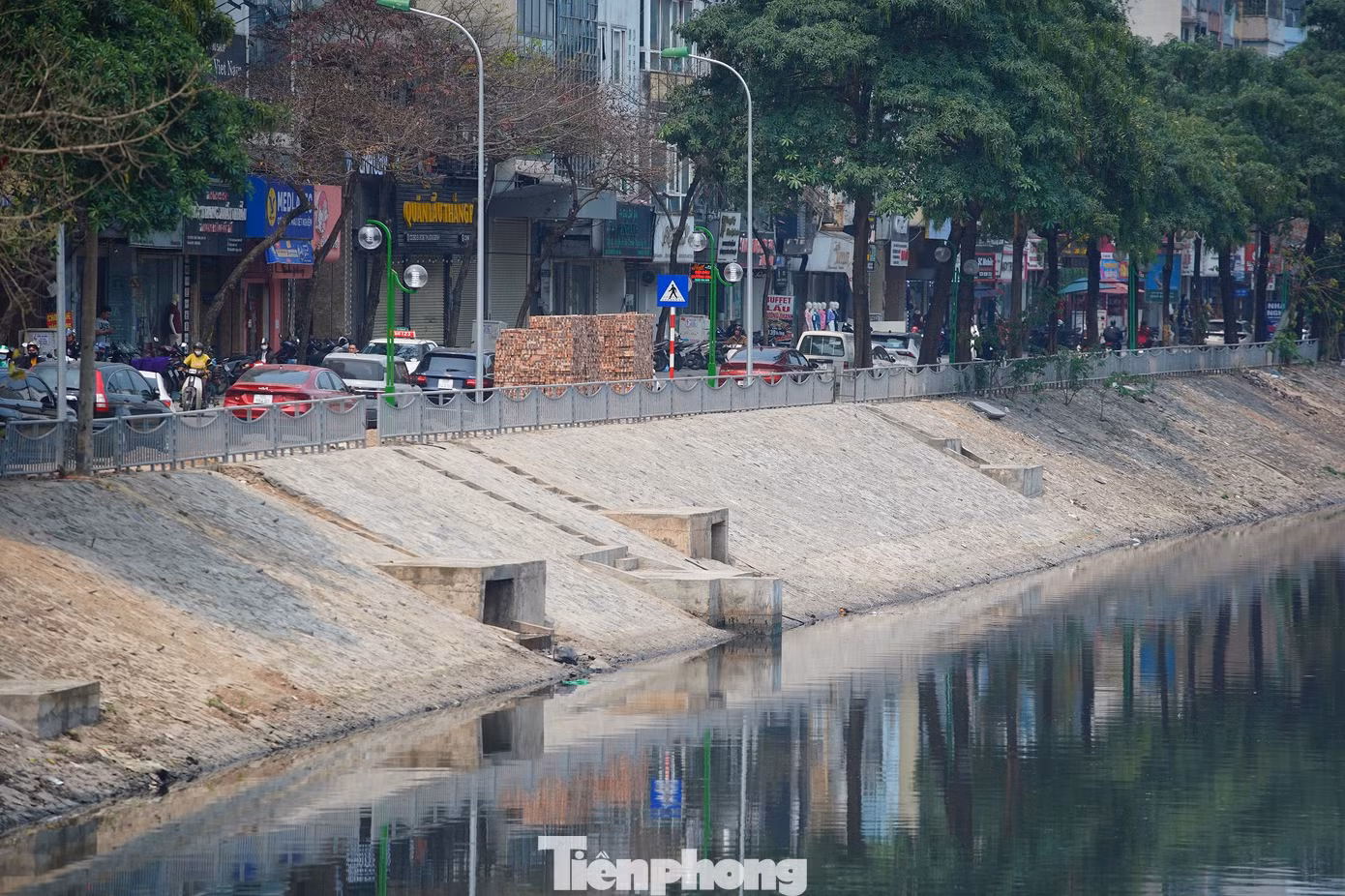 Theo Sở Tài nguyên và Môi trường thành phố Hà Nội, trung bình mỗi ngày, sông Tô Lịch phải tiếp nhận khoảng 160.000m3 nước thải sinh hoạt từ hơn 300 cống xả thải.